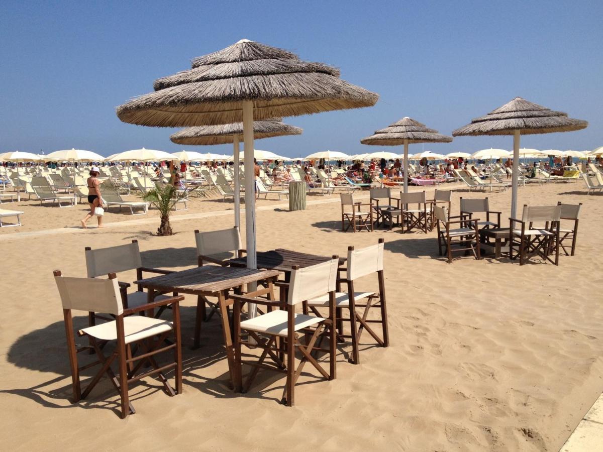 Hotel Castellani Римини Екстериор снимка