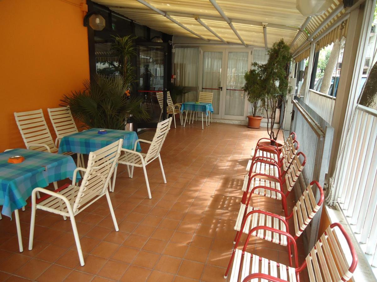 Hotel Castellani Римини Екстериор снимка
