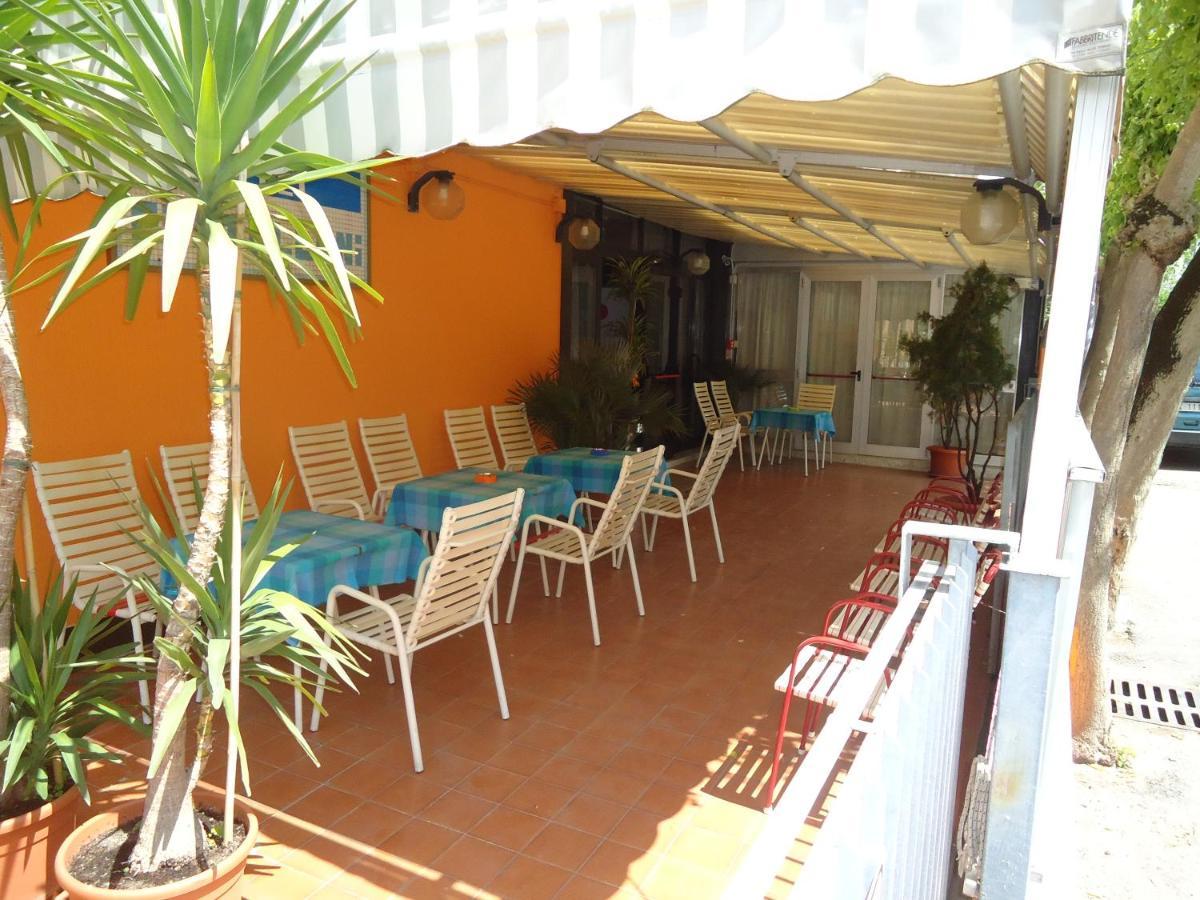 Hotel Castellani Римини Екстериор снимка